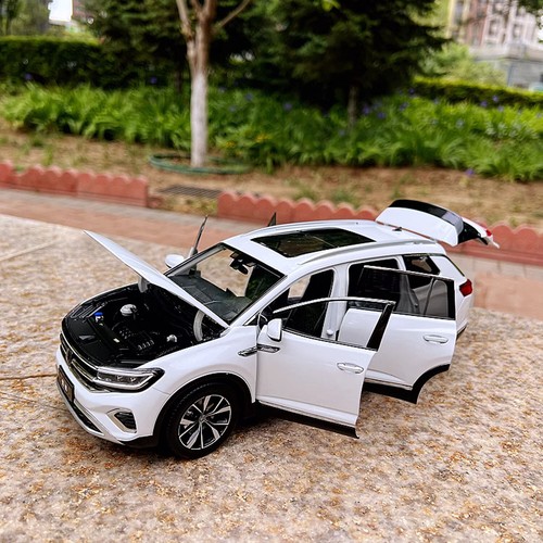 1/18 Volkswagen Talagon White Color Diecast Model - Picture 2 of 5
