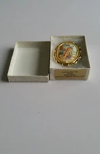 RARE HANDCRAFTED EGGSHELL GEISHA SCENE BROOCH  ( check pictures please )