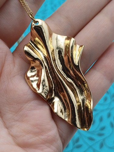 Atemberaubende lange moderne goldfarbene Kette mit Welleneffekt Anhänger Halskette - Bild 6 von 15