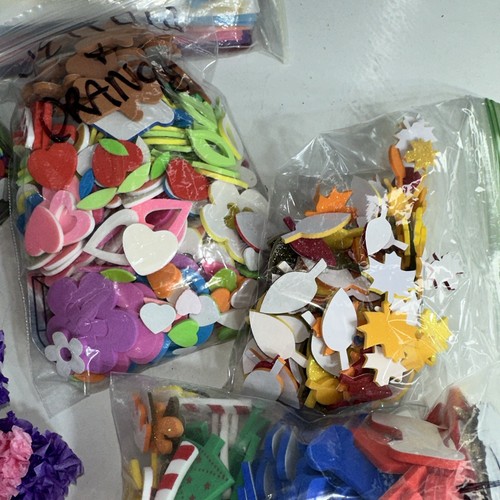 Lote de manualidades surtidas restos de papel para álbumes de recortes, recortes de piezas de espuma, etc. - Imagen 5 de 18