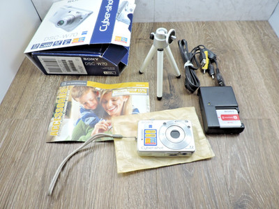 Sony Cyber-Shot DSC-W70 7.2 Mega Pixels Charger w/2 Batteries, 1 SD Card