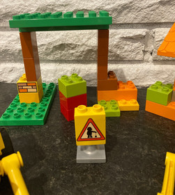 LEGO DUPLO Bob the Builder 3297 Scoop and Lofty at the Building Yard set 51/62pc