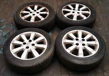 TOYOTA YARIS 06-07-08-09 JUEGO COMPLETO DE LLANTAS Y NEUMÁTICOS DE ALEACIÓN DE 15 PULGADAS (NECESITA RENOVACIÓN)