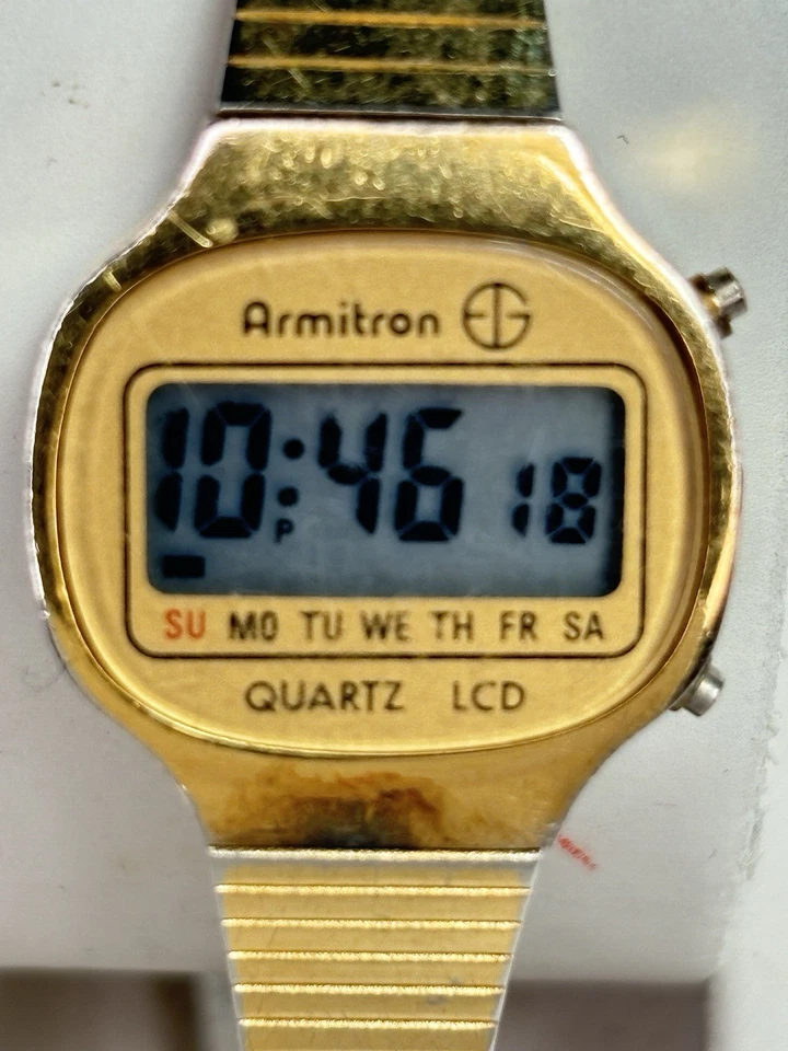 Reloj pequeño digital Armitron tono dorado para dama, raro LCD vintage, regalos para ella Foto 2 de 4