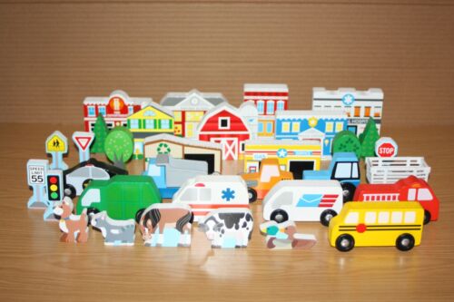 Melissa & Doug Wooden Toy Town Play Set Pieces - Buildings, Vehicles, Animals + - Afbeelding 1 van 12