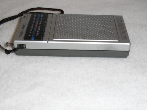 Realistic AM/FM Stereo Mate Handheld Radio #12-118 Works - Picture 5 of 11