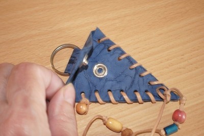 Schlüsselanhänger, dreieckige Form, Handarbeit, mit Druckknopf, Einzelstück, neu