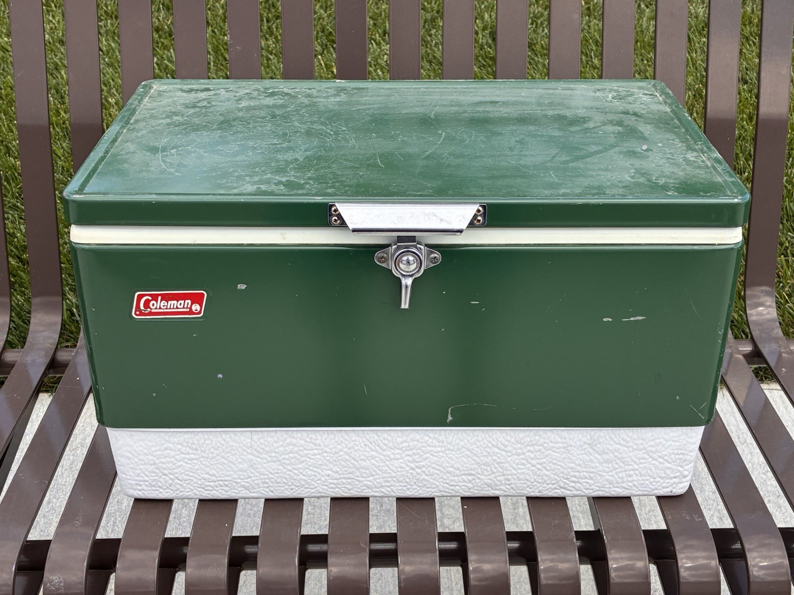 Green White 22x13x13 W/ Tray Good Condition