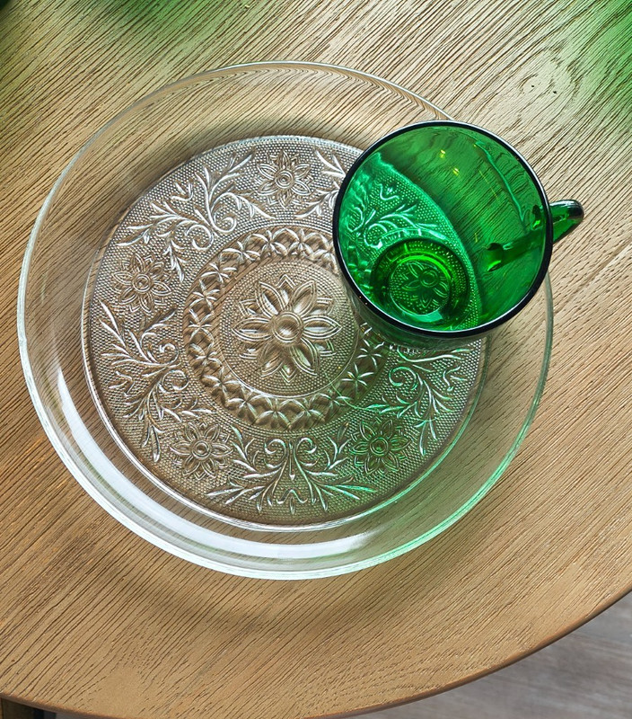Anchor Hocking 9" Sandwich pattern glass plate w/cup inset & green cup set of 6