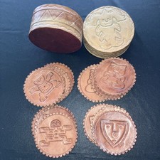 Kolumbijski? Skórzany zestaw 12 podstawek z powłoką z pudełkiem – sztuki ludowej vintage lata 80-te