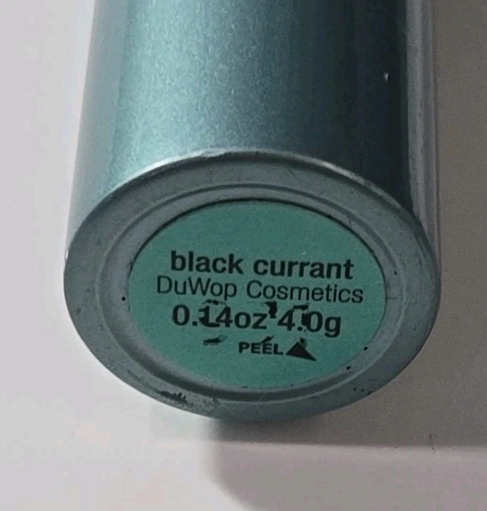 Lápiz labial DuWop grosella negra tamaño completo  Foto 3 de 4