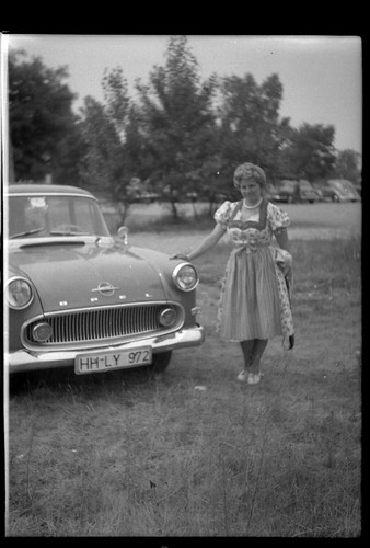 Portrait femme à côté voiture ancienne Opel - ancien négatif photo an.1950 - 第 1/1 張圖片