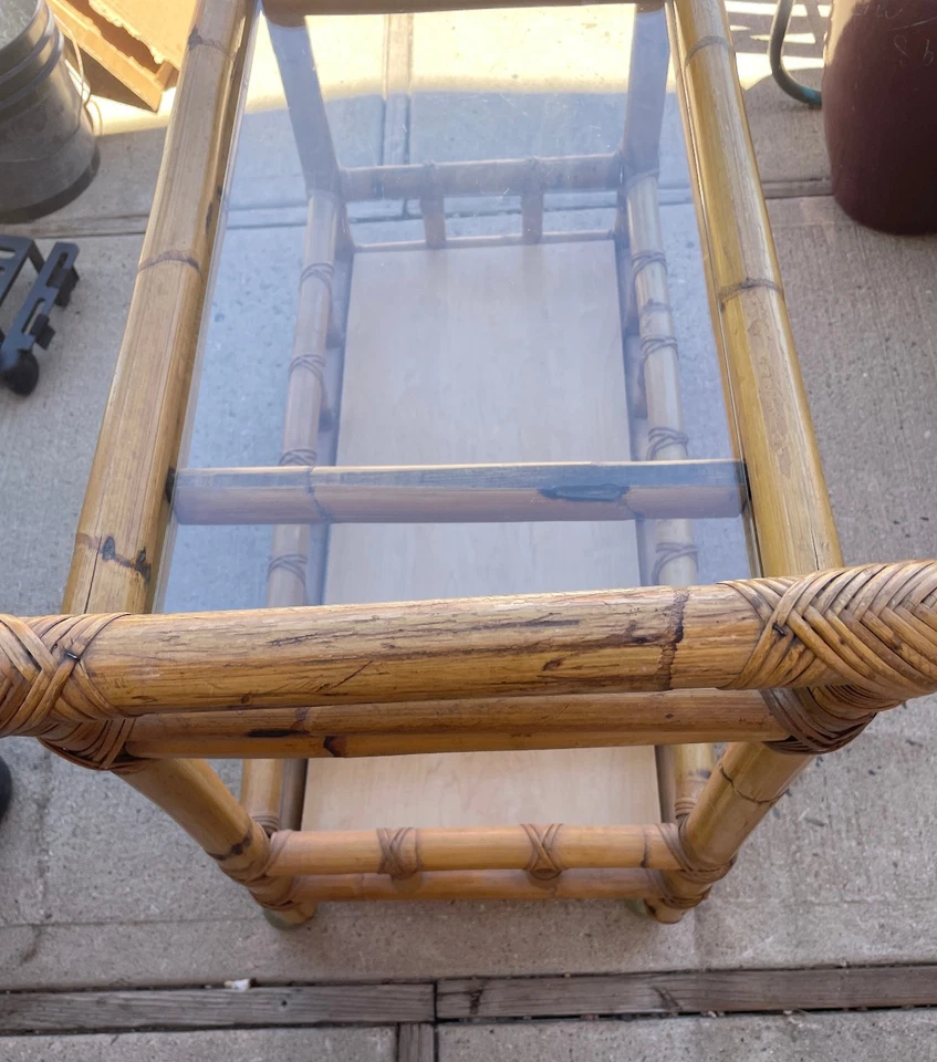 Carro de bar vintage de mimbre y vidrio de bambú Mid-Century Foto 4 de 4