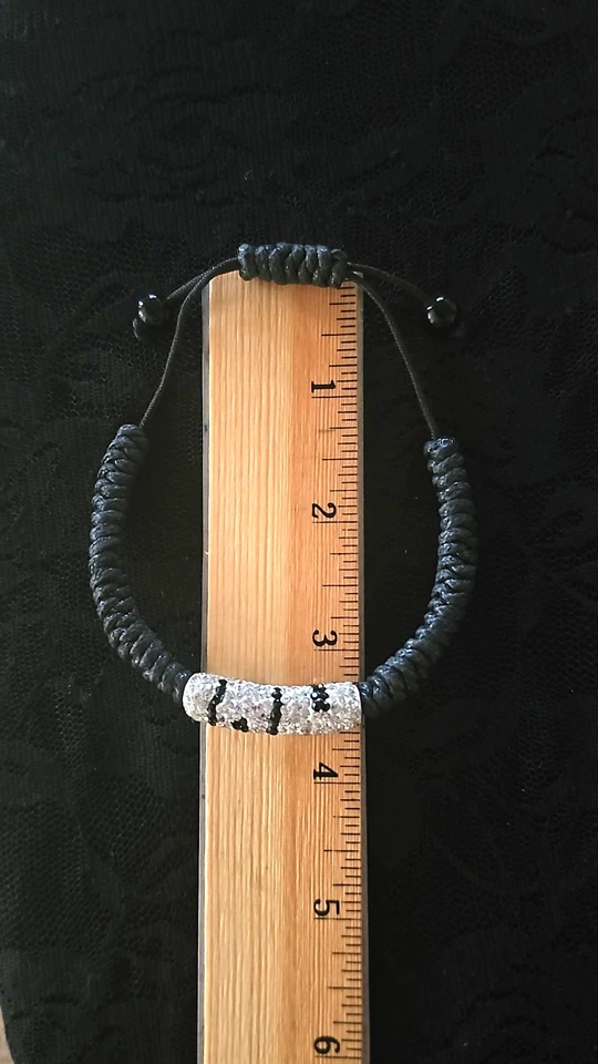 Pulseira Bolo de Cordão Trançado Preto Tom Prata Cristais Espumantes Claros e Pretos - Imagem 3 de 4