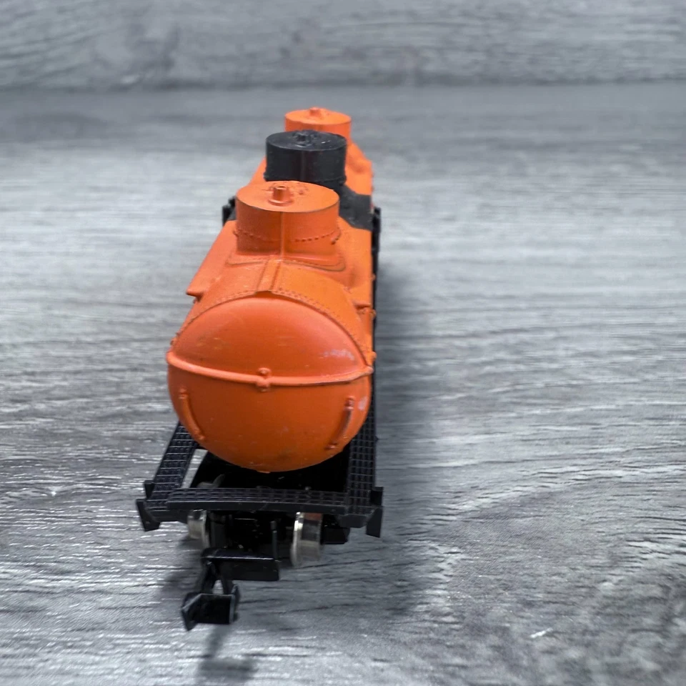 N Scale Life-Like 7765 Tank Car 3-Dome Hooker Chemical GATX 69584 Train Car - Image 4 of 4