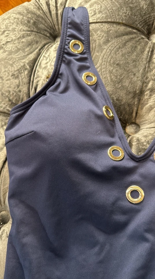 Maiô Michael Kors One Piece tamanho 14 detalhe de ilhó dourado novo com etiquetas gola V - Imagem 3 de 4