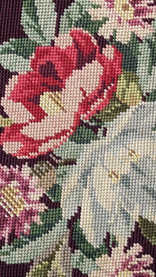 Otomana de trabajo floral crewel silla superior pieza inferior montada en tablero firmado por artista Foto 3 de 4