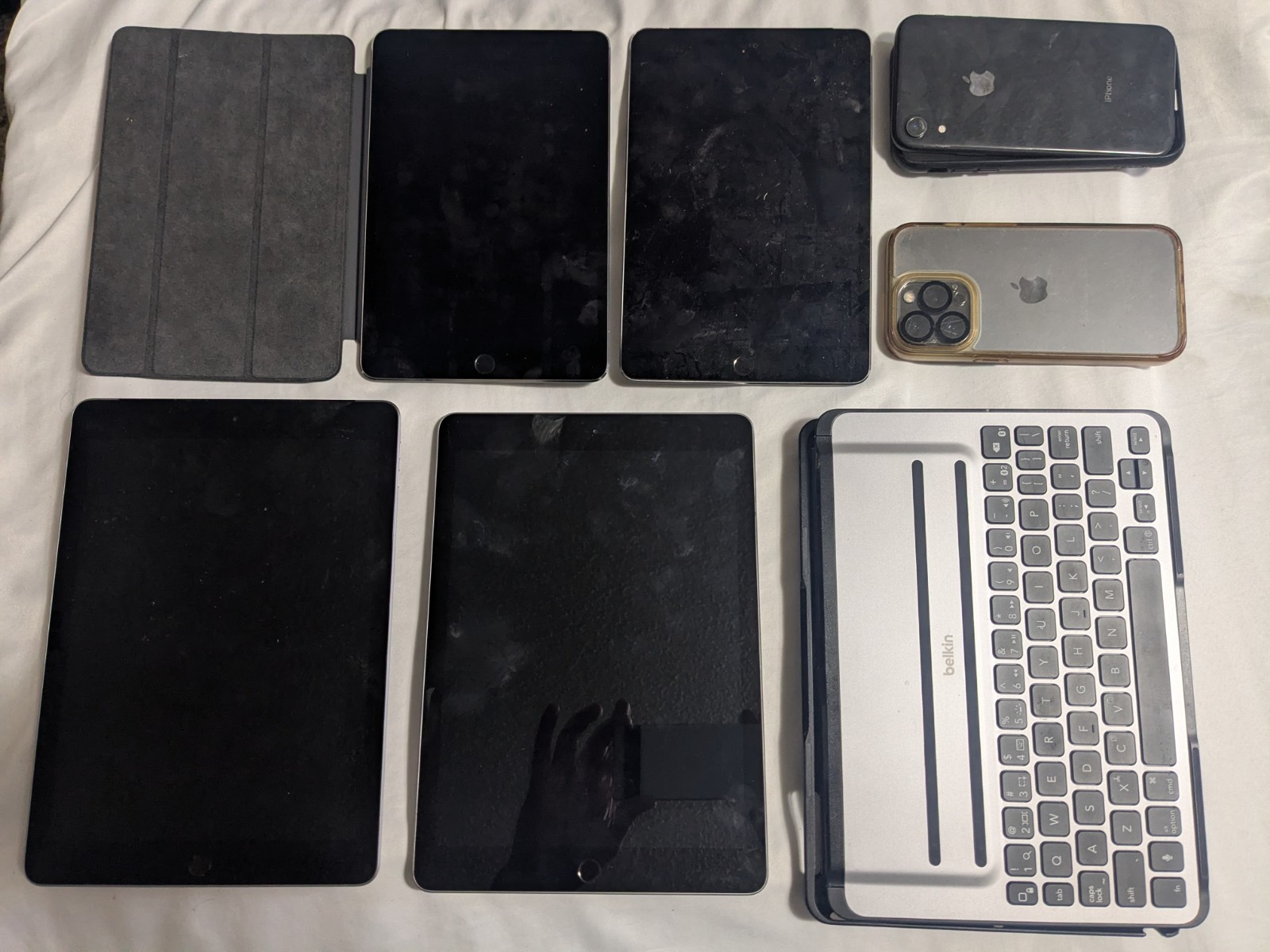 iPads & iPhones Lot (Save it for Parts Edition) 3 minis 2 regulars and 2 phones!