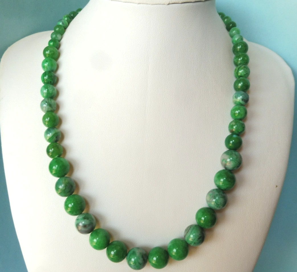 Collier en chrysoprase de 205 carats, le bijou d'été idéal sur une robe d'été
