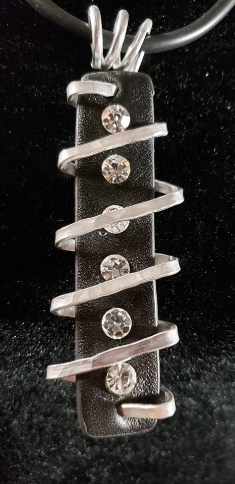 Collar OC Moderno 15 Pulgadas Hecho con Cuero, Goma, Aluminio Martillado Foto 2 de 3