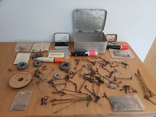 VINTAGE SEA FISHING TACKLE: INCL.‘THE RON’ STAMPED SEA LEAD & HARDYS TOPE HOOK