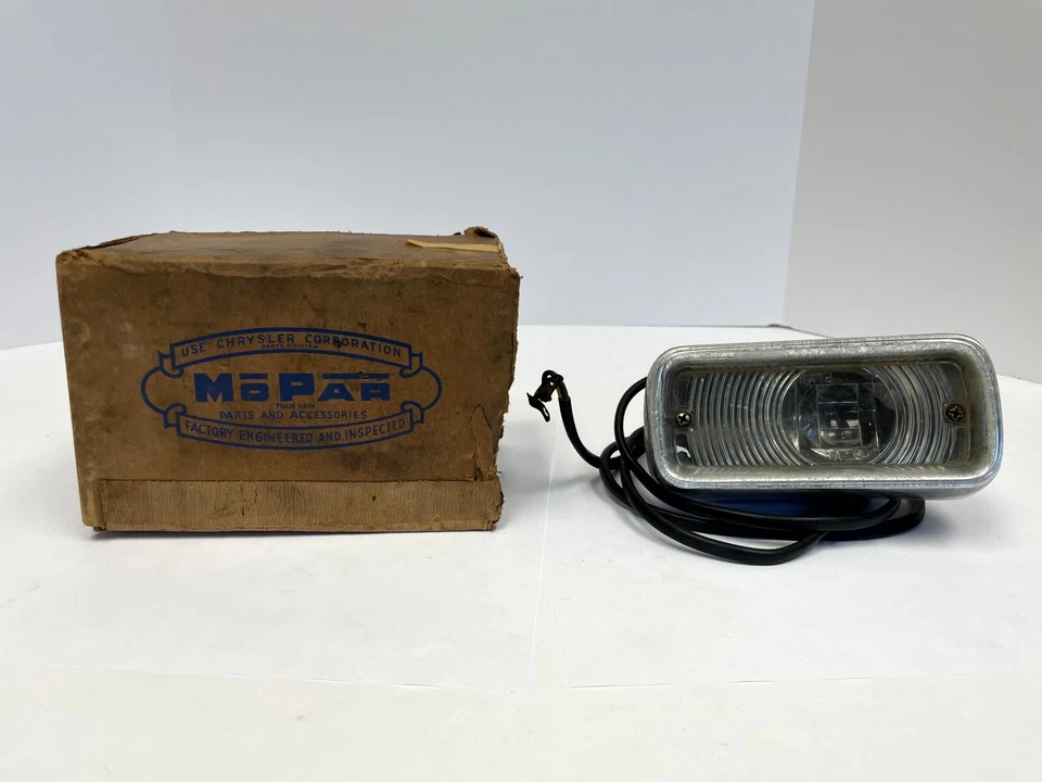 Lámpara de luz de estacionamiento suburbana Plymouth Belvedere Savoy 1955 1689819 nueva de stock Foto 3 de 4