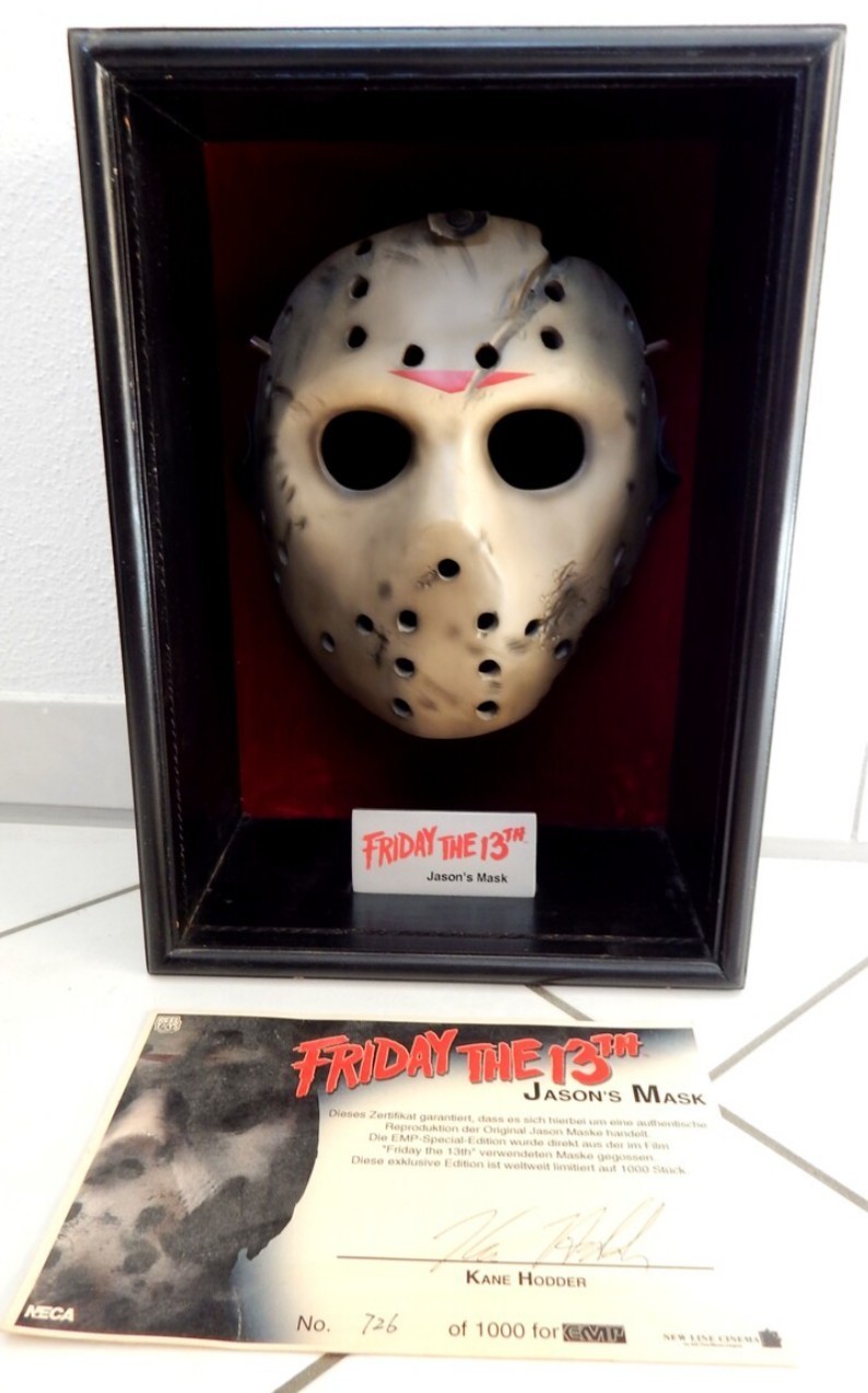 Freitag der 13 Maske im Schaukasten Neca Jason Deko Friday the 13th Kult Horror