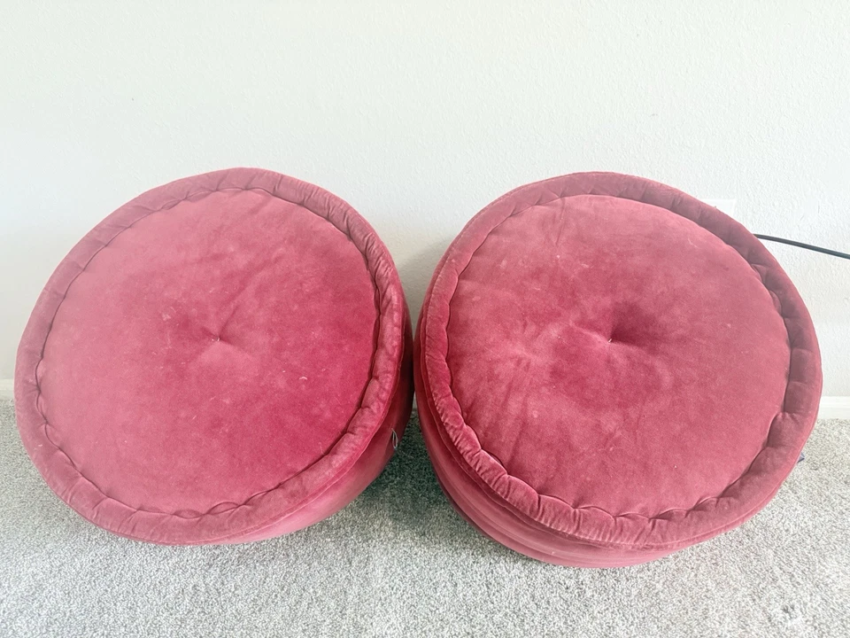 2 taburete de tocador multifunción Pottery Barn Teen otomano de terciopelo rojo, reposapiés Foto 3 de 4