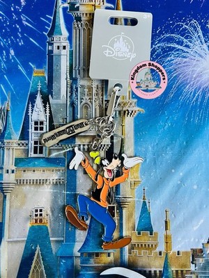 2025 Walt Disney World Parks Classic Goofy Metal Bag Charm Keychain New