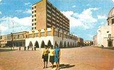 Postal cromada IRAPUATO, México HOTEL RIOJA & PLAZA MONUMENTAL ca1950