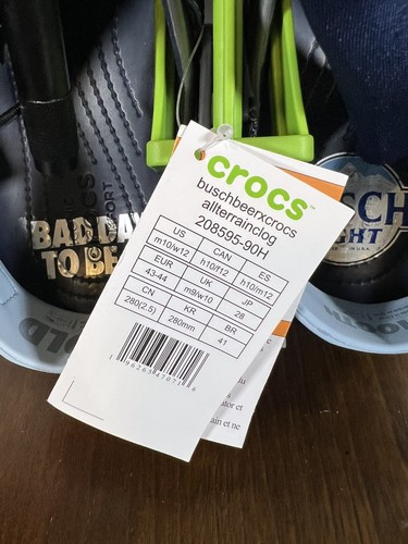 Zoccolo Busch Beer Crocs Classic All Terrain M10/W12 con apri torcia Coozie NUOVO - Foto 3 di 6