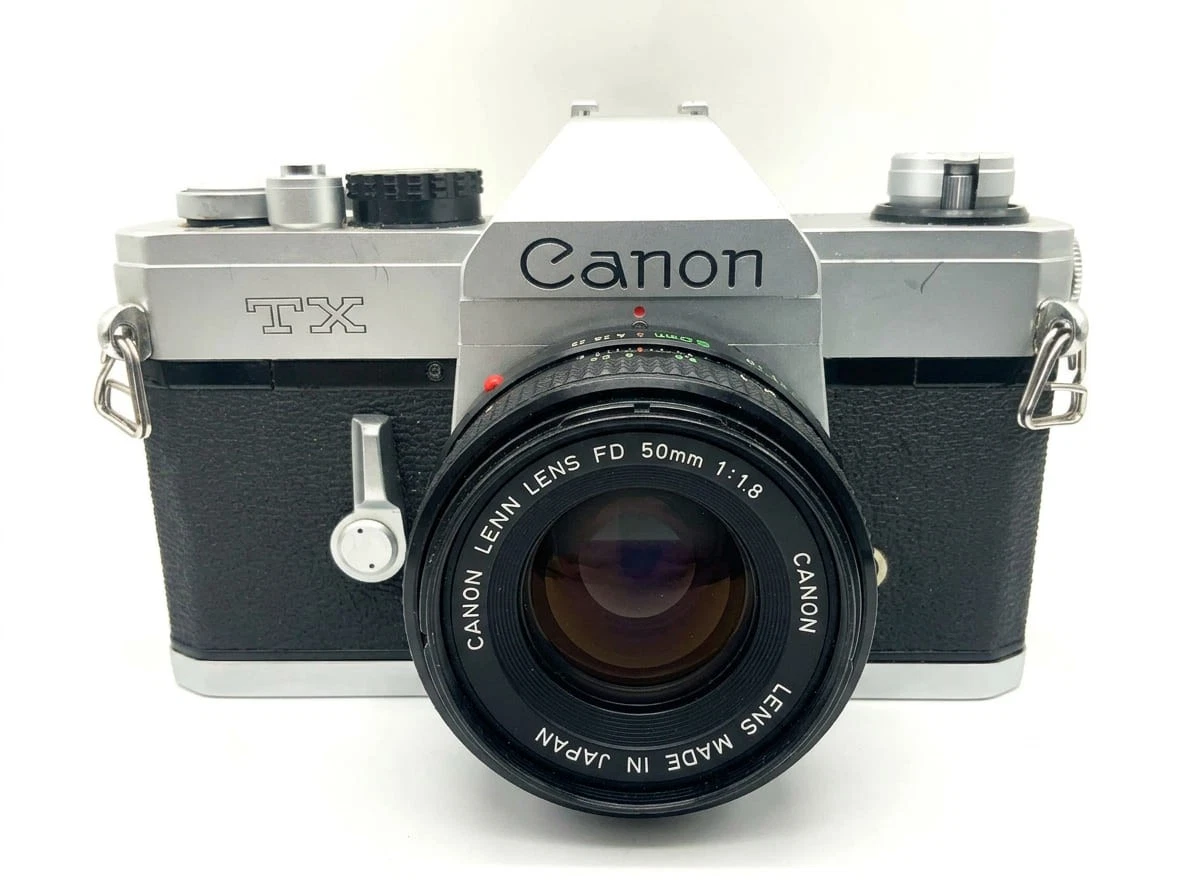 Lot De 2 Appareils Photo Anciens Canon Et Konica Autoreflex Avec Objectifs Et Accessoires - Non Testé - Occasion