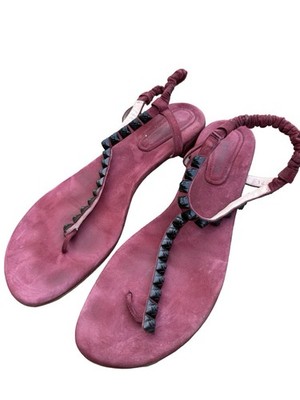 Stuart Weitzman burgunderrote flache Wildleder-Sandalen Esme Nieten UK 9,5 US12M