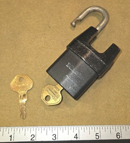 Master Pro Series no. 6321 padlock, with 2 working keys