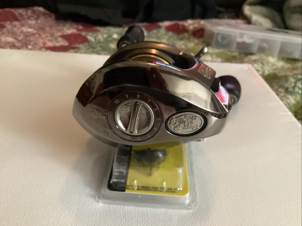Moulinet Casting Bass Pro Shops Extreme EMX10SHA - 7 Roulements, Ratio 7:1, Main Droite