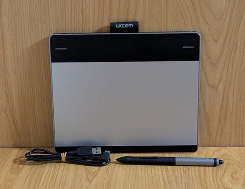 Wacom CTH-480 Intuos Small Creative Pen & Touch Tablet Excellent