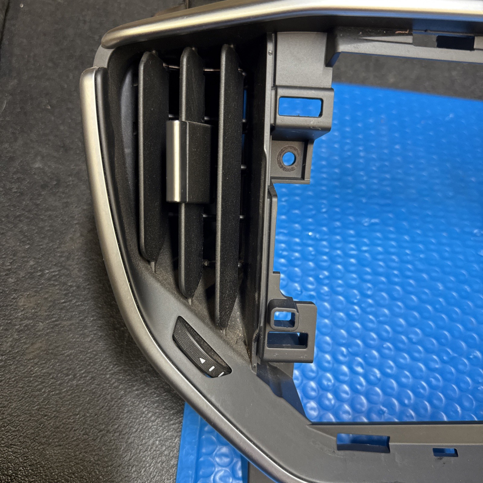 2014-17 MASERATI GHIBLI CENTER DASH AC AIR VENT 08904000