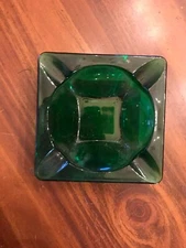 VINTAHE SQUARE EMERALD GREEN GLASS ASHTRAY