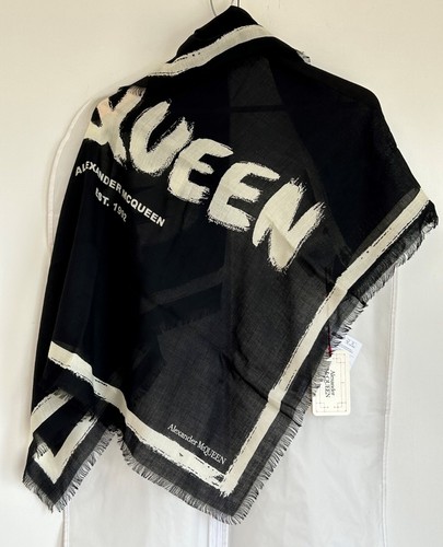 Sciarpa nuova con etichette Alexander McQueen logo lana graffiti nero/avorio 90 cm x 90 cm al prezzo al dettaglio $395 - Foto 3 di 15