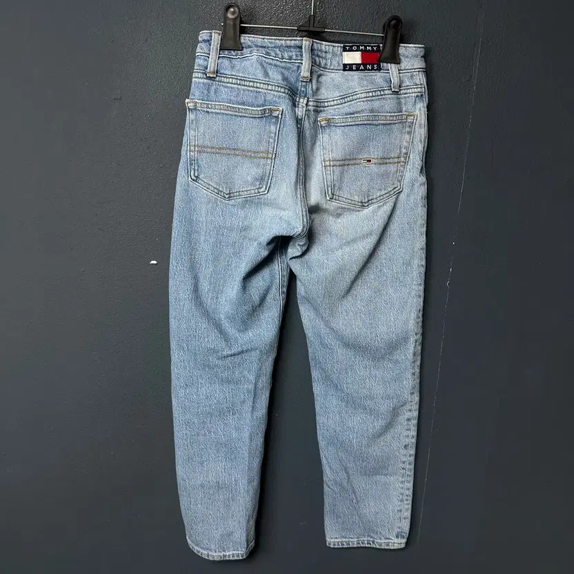 Tommy Hilfiger Women's Light Indigo Jeans - Size 31 thumbnail 2