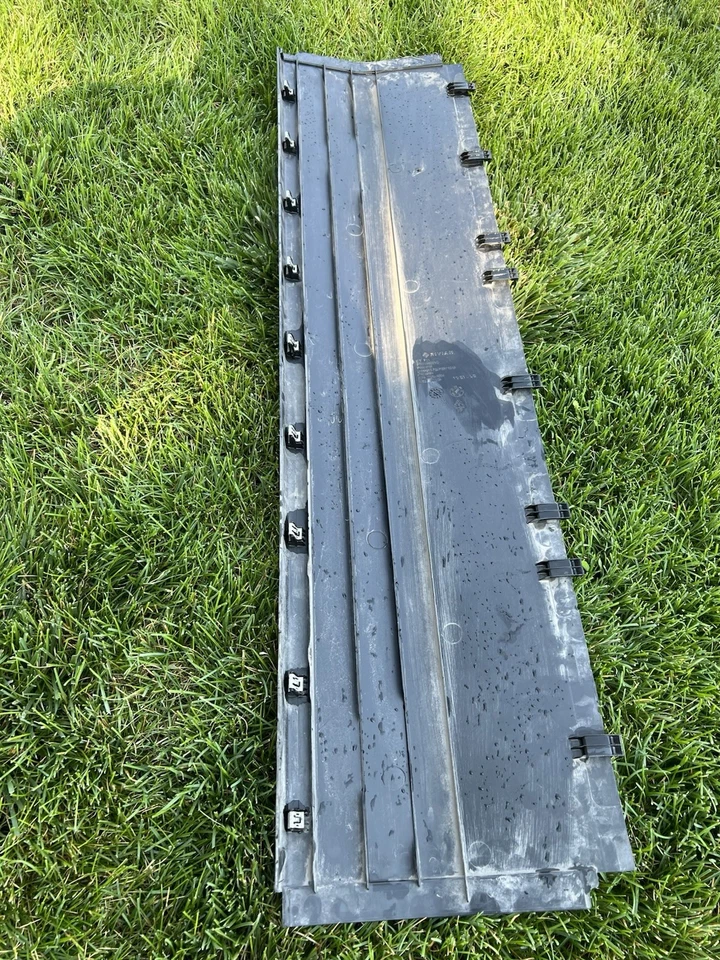 Panel de cubierta protector contra salpicaduras de batería debajo de la carrocería del conductor izquierdo Rivian R1T 22-24 Foto 3 de 4