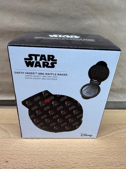 Uncanny Brands スターウォーズ ミニダースベイダーワッフルメーカー Amazon.com: Uncanny Brands Darth Vader Mini Waffle Maker