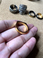 Anello Uomo 5mm Mezzo Tondo Tono Oro - Incisione "Hector", Nucleo Acciaio Inox