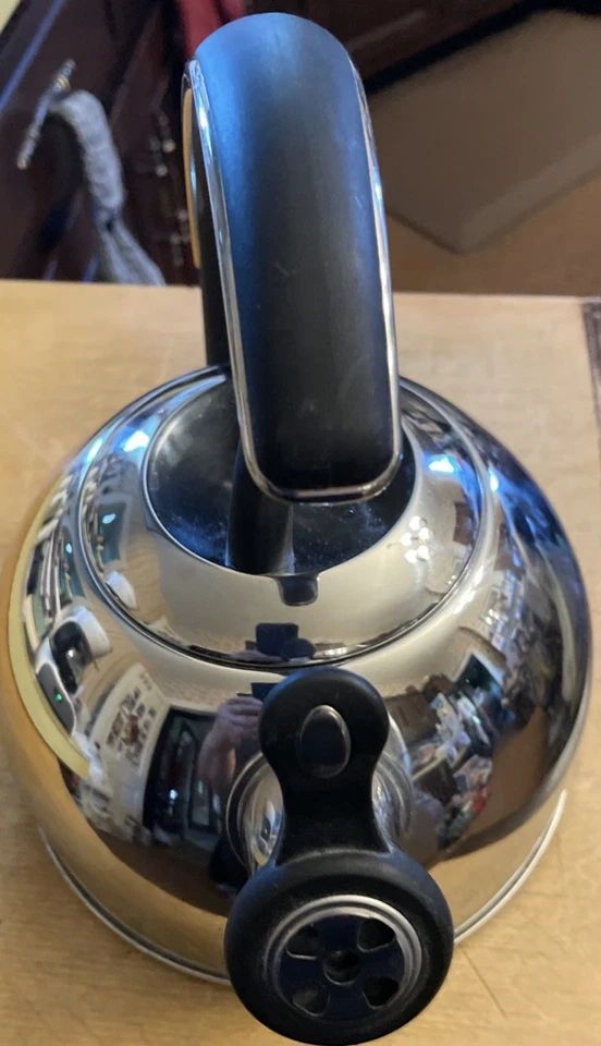 Tetera TRAMONTINA 18/10 acero inoxidable 2 cuartos con mango negro en muy buena condición Foto 2 de 3