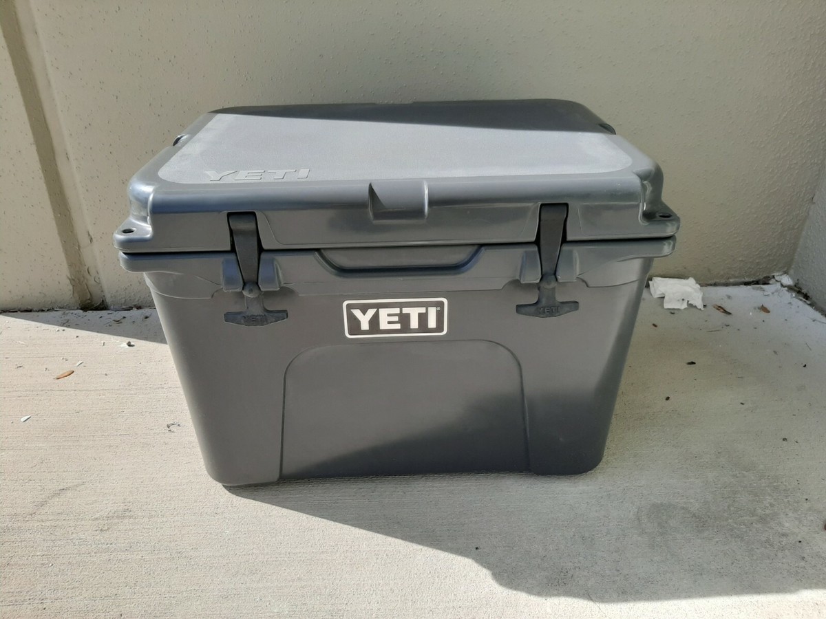 値下げ❗️YETI COOLERS TUNDRA 35qt CHARCOAL yeti-tundra-35-hard-cooler-