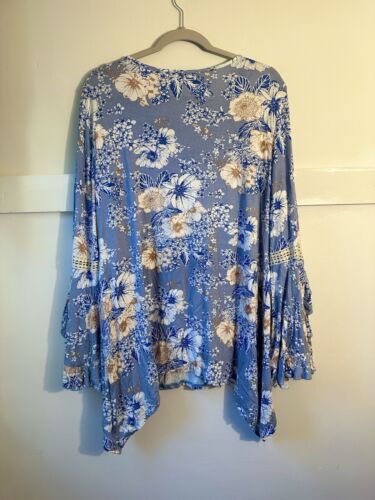 Relatively XL Blue Floral V Neck 3/4 Sleeve Flowy Shirt - Picture 2 of 5
