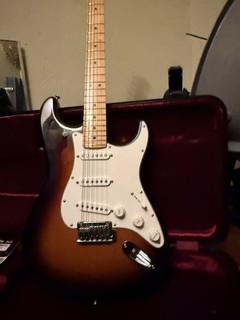 Fender Stratocaster Sunburst Solid Body 6 String Maple Neck w/ Hard Case