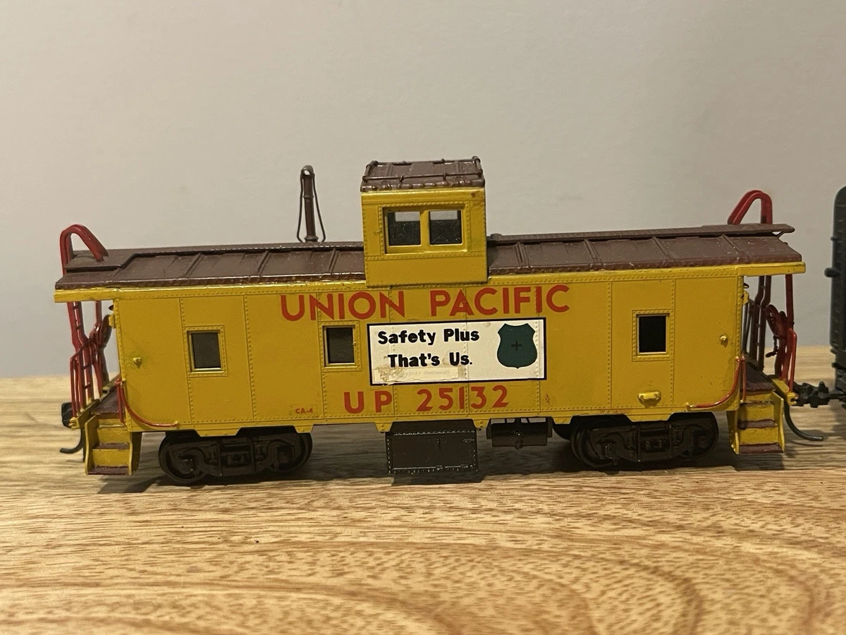 OVERLAND HO Union Pacific Caboose 25132, Louisville & Nashville Box Car Set/2.