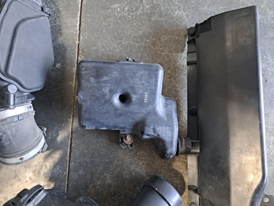 Infiniti G35 cupé 2003-2007 admisión de aire OEM Foto 4 de 4