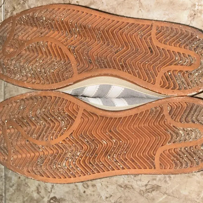 Adidas 00s Cloud Grey and White Sneakers Heavy Used thumbnail 4